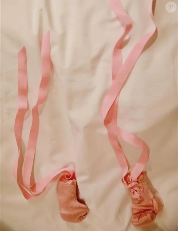 Em uma segunda imagem, Rihanna revelou mais um detalhe fashion da filha: um par de luvas de boxe em cetim rosa, proporcionais ao tamanho das mãos da bebê.