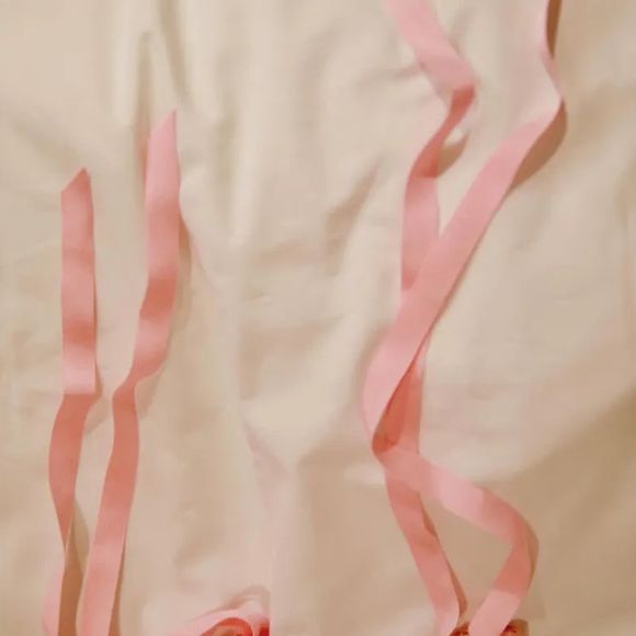 Em uma segunda imagem, Rihanna revelou mais um detalhe fashion da filha: um par de luvas de boxe em cetim rosa, proporcionais ao tamanho das mãos da bebê.