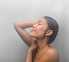 Aprenda como lavar o cabelo corretamente: o segredo para evitar a queda de cabelo não é a frequência, mas sim a escolha de shampoos suaves que respeitem o pH do couro cabeludo.