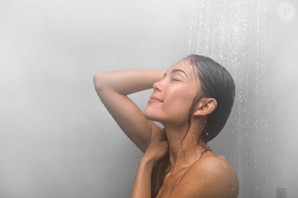 Aprenda como lavar o cabelo corretamente: o segredo para evitar a queda de cabelo não é a frequência, mas sim a escolha de shampoos suaves que respeitem o pH do couro cabeludo.
