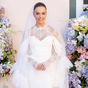 Giovanna Lancellotti elegeu um look com transparência na parte de cima