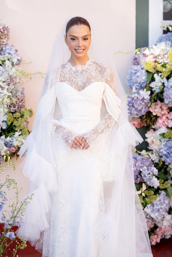 Giovanna Lancellotti elegeu um look com transparência na parte de cima