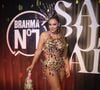 Look de Paolla Oliveira foi composto por um biquíni dourado hot pants com muitos detalhes em pedrarias