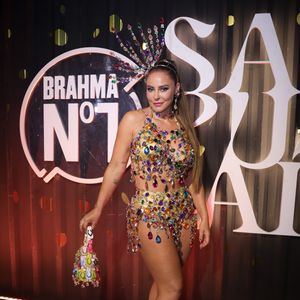 Look de Paolla Oliveira foi composto por um biquíni dourado hot pants com muitos detalhes em pedrarias