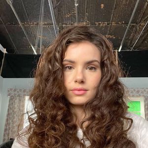 Cabelo cacheado de Camila Queiroz rendeu muitos elogios na web