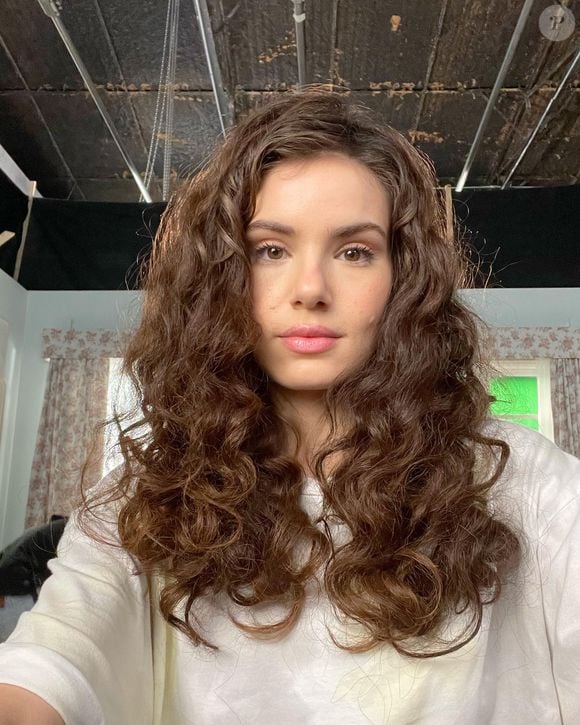 Cabelo cacheado de Camila Queiroz rendeu muitos elogios na web