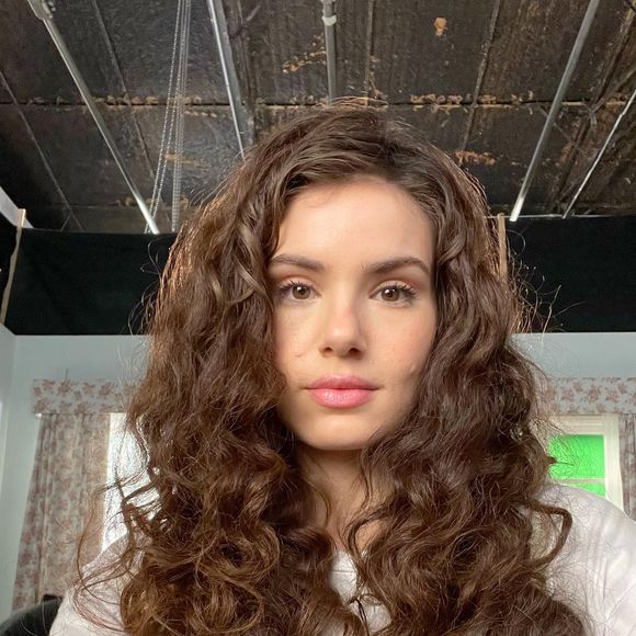 Cabelo cacheado de Camila Queiroz rendeu muitos elogios na web
