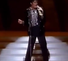 Como o visual usado no especial de 25 anos da Motown, há 43 anos, quando o cantor apresentou pela primeira vez na televisão o lendário Moonwalk durante a performance de 'Billie Jean', exibida pela NBC em 1983