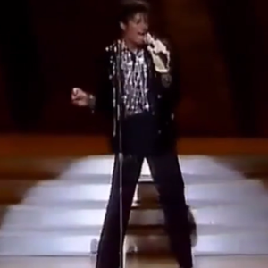 Como o visual usado no especial de 25 anos da Motown, há 43 anos, quando o cantor apresentou pela primeira vez na televisão o lendário Moonwalk durante a performance de 'Billie Jean', exibida pela NBC em 1983