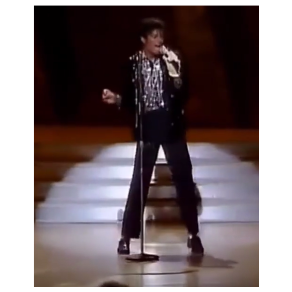 Como o visual usado no especial de 25 anos da Motown, há 43 anos, quando o cantor apresentou pela primeira vez na televisão o lendário Moonwalk durante a performance de 'Billie Jean', exibida pela NBC em 1983