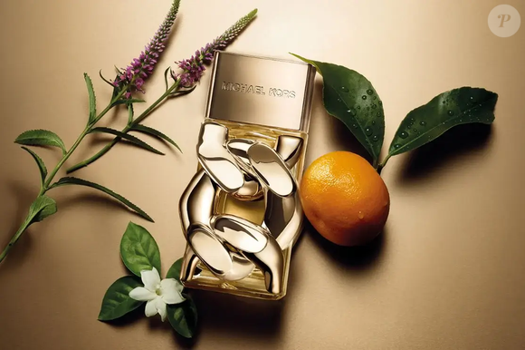 O Pour Femme, de Michael Kors, que une um frescor elegante com um toque amadeirado delicado