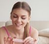 Passar esmalte em casa é um ritual de beleza bastante satisfatório, mas que costuma contar com uma etapa bem irritante: o tempo de secagem