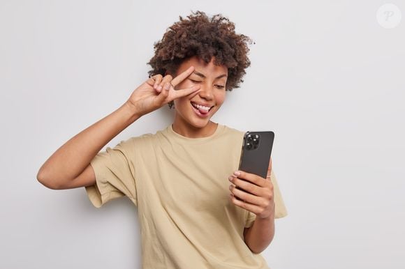 Psicólogos explicam por que algumas pessoas preferem acompanhar as conversas no WhatsApp sem responder às mensagens