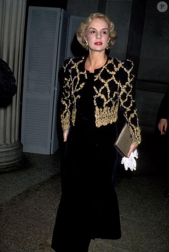 Carolina Herrera mantém há décadas um estilo elegante e sofisticado, com peças e acessórios que se tornaram marcas registradas de seu visual. Entre eles está o slingback, modelo de sapato que a estilista já usava nos anos 80 e que agora volta às tendências