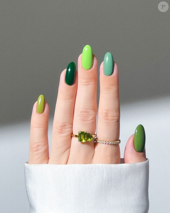 Tendência confirmada: as unhas verdes matcha já são um must-have da temporada