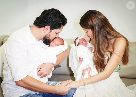 Sorocaba e Biah Rodrigues fizeram carinho nos filhos, Angelina e Zion; casal tem mais dois filhos