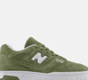 O novo New Balance 550 surge como aposta para atravessar a temporada mesmo com a força das sandálias