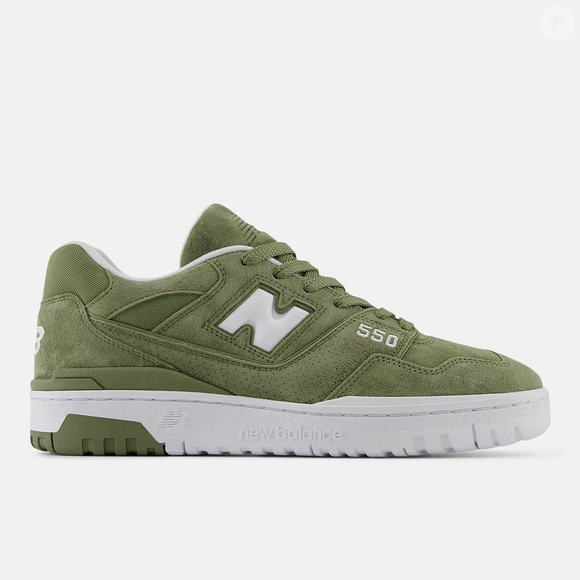 O novo New Balance 550 surge como aposta para atravessar a temporada mesmo com a força das sandálias