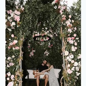 Vestido listrado em branco e cinza de Taylor Swift tem comprimento midi e corte evasê