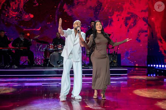 Belo puxou Gracyanne Barbosa para o palco ao cantar a música 'Reinventar'