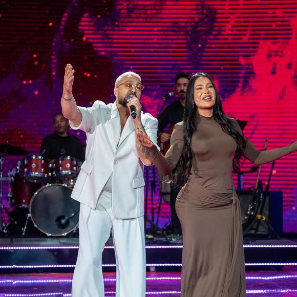 Belo puxou Gracyanne Barbosa para o palco ao cantar a música 'Reinventar'