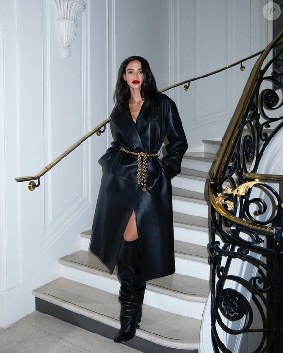 Couro é tendência no Outono 2026: tecido entrega sofisticação, além de ser versátil. Nessa produção, a atriz Bruna Marquezine escolheu um sobretudo alongado na cor preta.
