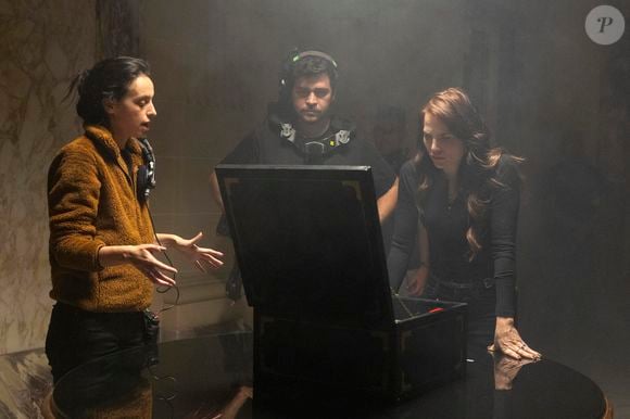 Adriana (Letícia Colin) nos bastidores de cena da novela 'Quem ama cuida' com Nathalia Ribas (diretora) e o câmera Thiago Ferreira.