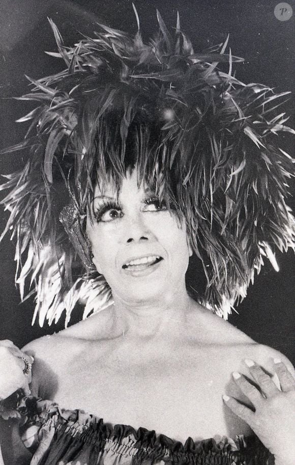 Dercy Gonçalves em foto rara nos anos 1980 quando teve programa semanal no SBT: atriz somou mais de 80 anos de carreira