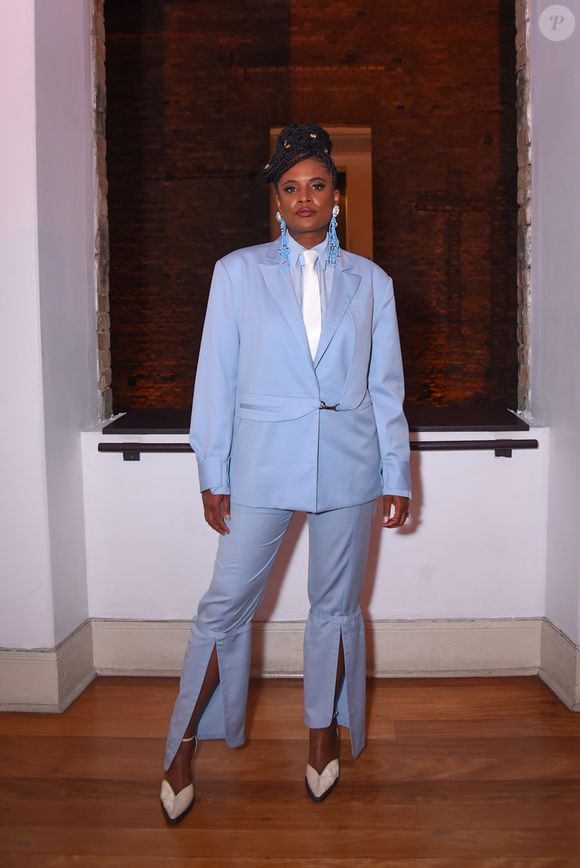 A escritora Djamila Ribeiro usou look azul de alfaiataria com toque contemporâneo