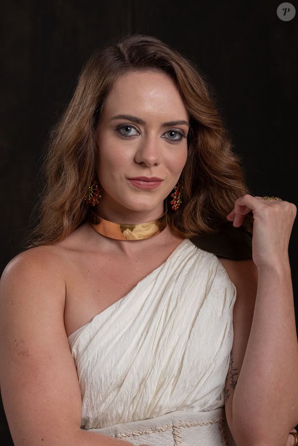 Letícia Medina está em 'A Vida Secreta do Meu Marido Bilionário' após viver a Joela de 'Reis' (foto). Para atriz, Cássia da novela vertical teve o final justo: 'Precisava entender que a vida não se resume a bolsas e que nossos atos têm consequências'