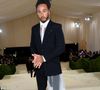 Hamilton também usa a moda como uma forma de abordar temas sociais e políticos, como a luta contra o racismo