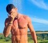 Cauã Reymond posta foto tomando banho após polêmicas com 'cecê' em 'Vale Tudo' e web faz piada: 'Suvaqueira braba'