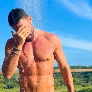 Cauã Reymond posta foto tomando banho após polêmicas com 'cecê' em 'Vale Tudo' e web faz piada: 'Suvaqueira braba'