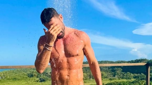 Tomou banho! Cauã Reymond posta foto em ducha após polêmicas com 'cecê' em 'Vale Tudo' e web ironiza: 'Suvaqueira braba'