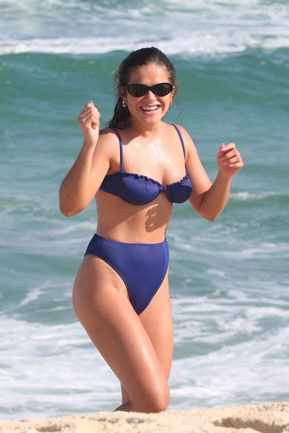 De biquíni hot pants, Maisa Silva brincou com fotógrafo em praia da zona Oeste do Rio de Janeiro em 19 de abril de 2025, véspera da Páscoa