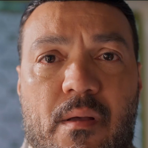 Misael (Belo) pede para Consuelo (Viviane Araújo) ficar, mas ela decide ir embora com outro amor no final de 'Três Graças'