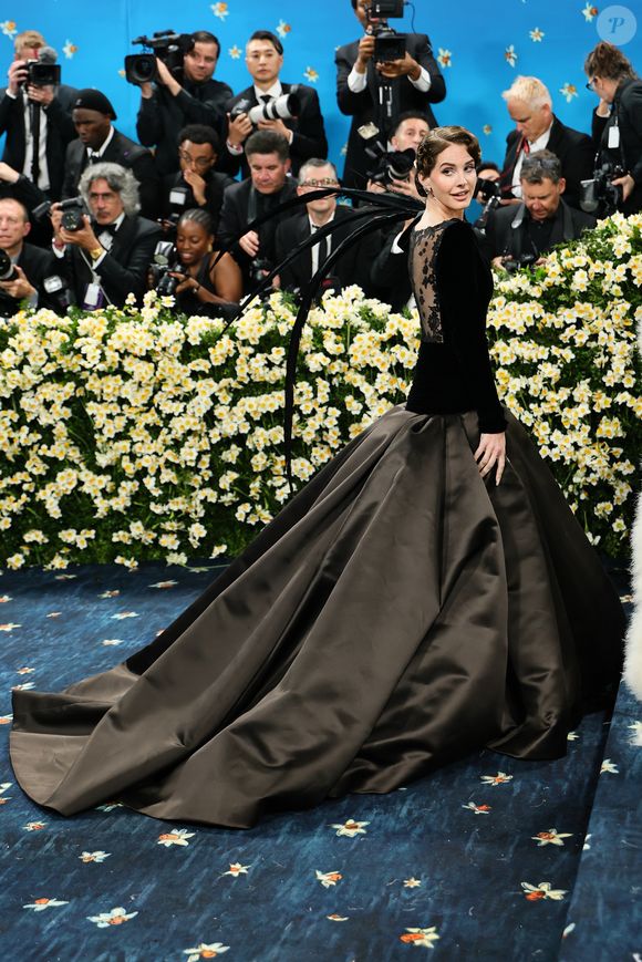 Lana Del Rey chega ao Met Gala  vestindo Alta Costura 2025 Maison Valentino