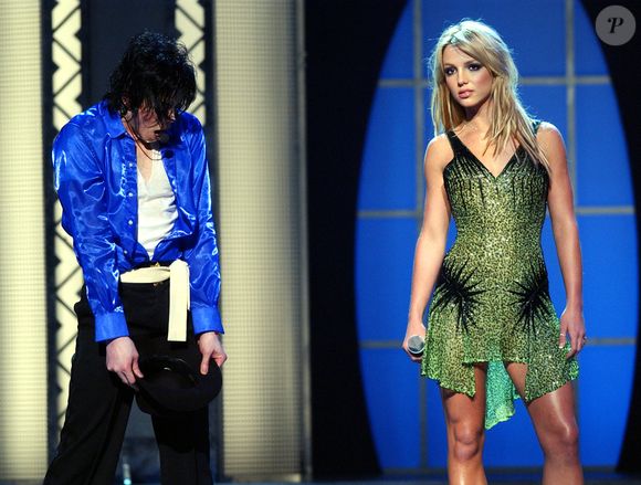 Britney Spears e Michael Jackson performaram juntos em 7 de setembro de 2001, durante o especial Michael Jackson: 30th Anniversary Celebration, no Madison Square Garden, em Nova Iorque. Eles cantaram a música The Way You Make Me Feel em um dueto histórico que marcou o encontro de dois ícones do pop! O vestido verde metalizado cheio de textura brilhante deixou o visual ainda mais dramático...