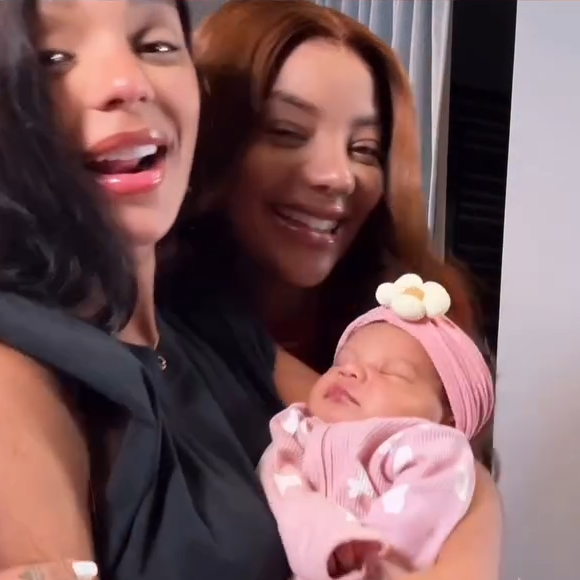 Rosto de Zuri, filha de Ludmilla e Brunna Gonçalves, é exibido no vídeo e arrancou comentários apaixonados nas redes sociais