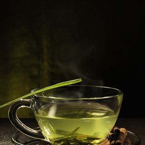 Poucos sabem, mas o chá de capim-limão também pode ajudar em dores de cabeça, já que reduz a inflamação e a tensão muscular