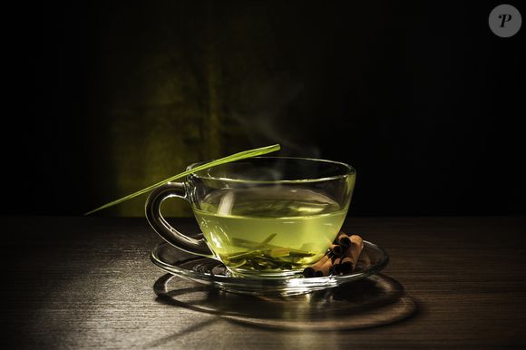 Poucos sabem, mas o chá de capim-limão também pode ajudar em dores de cabeça, já que reduz a inflamação e a tensão muscular