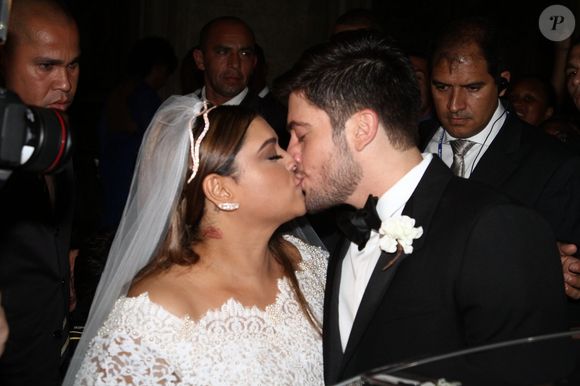 Detalhe inusitado no vestido mobilizou seguranças e, anos depois, virou símbolo do que viria a ser um relacionamento marcado por abandono e dor.