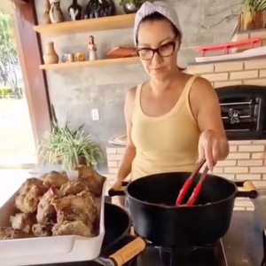 No vídeo, Janja mostrou o passo a passo do preparo e o resultado do prato, que deixou Lula encantado