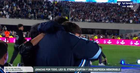 Filho de Messi, Thiago ganhou abraço carinhoso do pai no último jogo do atacante pela seleção da Argentina