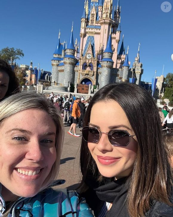 A foto do novo cabelo de Sandy foi compartilhada pela jornalista Gabi Pasqualin em seu perfil nas redes sociais.