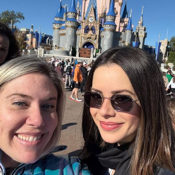 A foto do novo cabelo de Sandy foi compartilhada pela jornalista Gabi Pasqualin em seu perfil nas redes sociais.