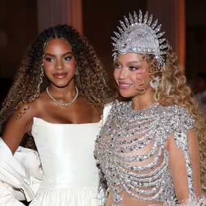 Beyoncé surge com a filha Blue Ivy no Met Gala 2026 em retorno após 10 anos ao evento