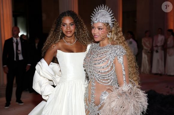 Beyoncé surge com a filha Blue Ivy no Met Gala 2026 em retorno após 10 anos ao evento