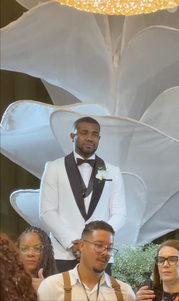 Davi Brito se emocionou durante o casamento e não conteve as lágrimas com a entrada da esposa na cerimônia