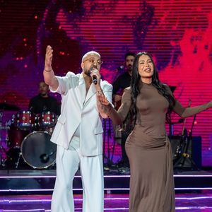 Belo e Gracyanne Barbosa esbanjaram sintonia e até ganharam coro de ‘Beija! Beija!’ da plateia